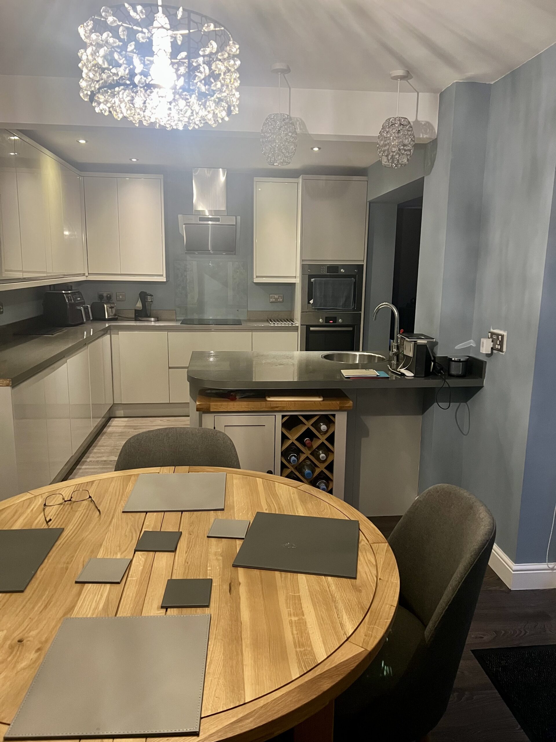 KNIGHTSBRIDGE 6 Seater Round Extendable Dining Table Natural Solid Oak - Image 6