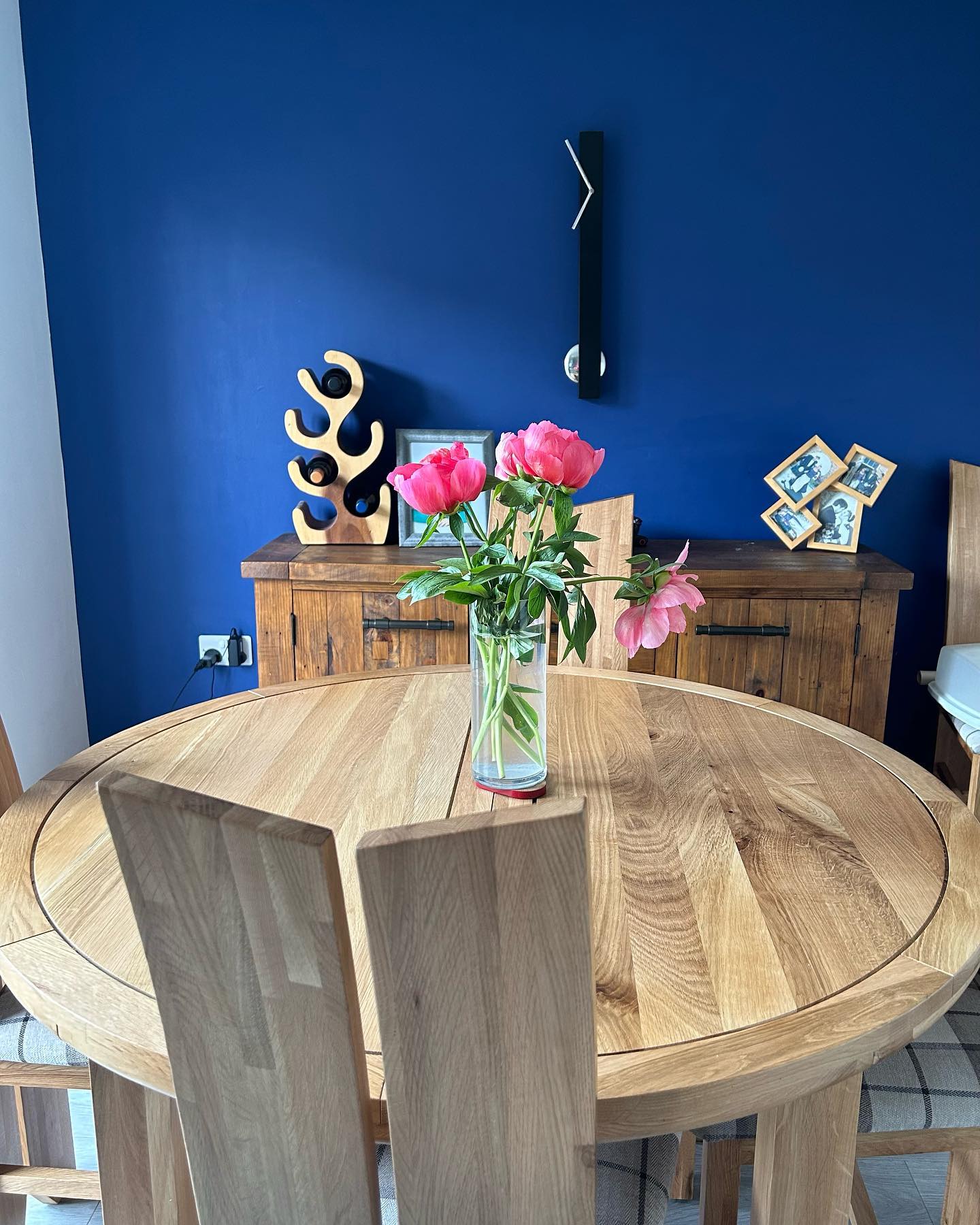 KNIGHTSBRIDGE 6 Seater Round Extendable Dining Table Natural Solid Oak - Image 7