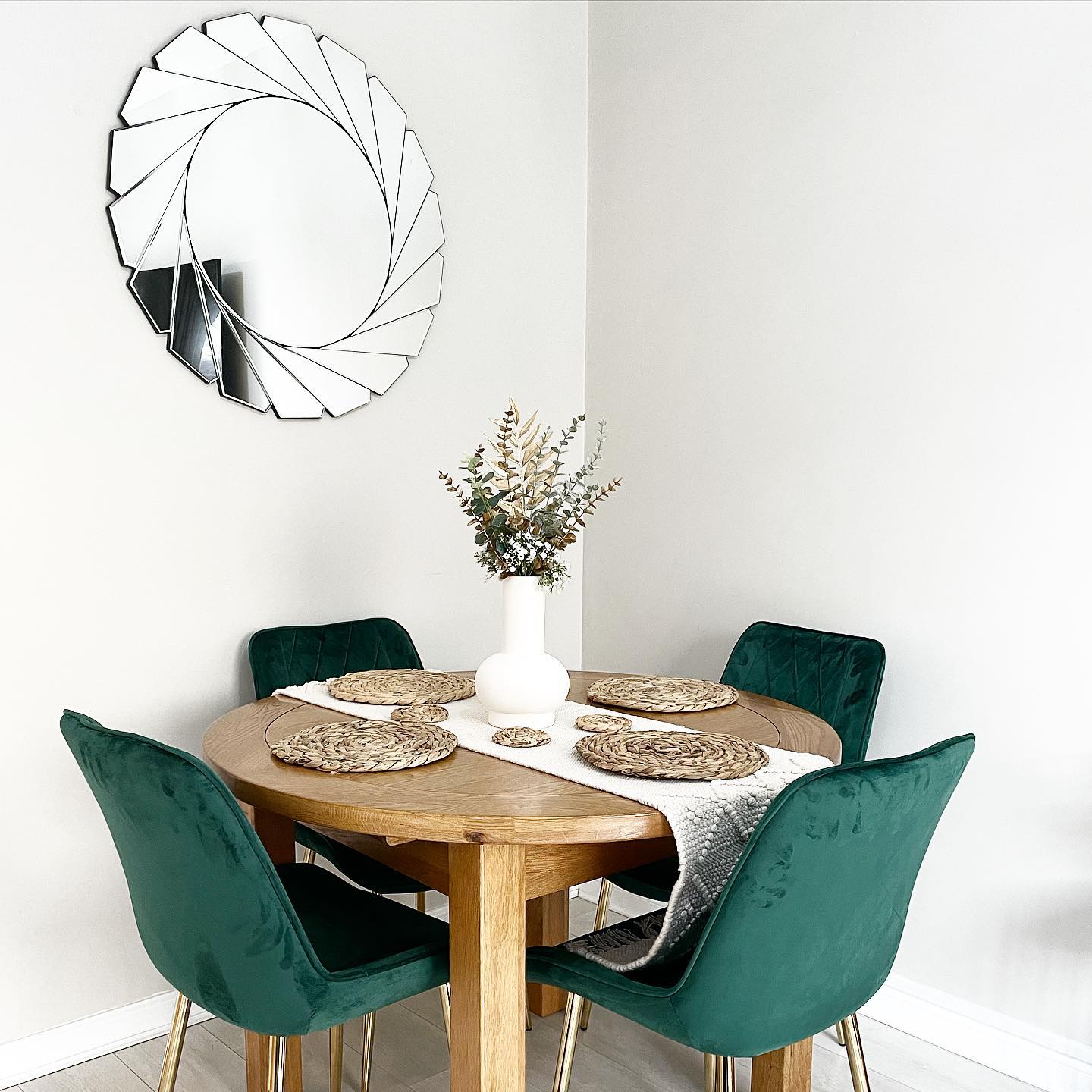 KNIGHTSBRIDGE 6 Seater Round Extendable Dining Table Natural Solid Oak - Image 11