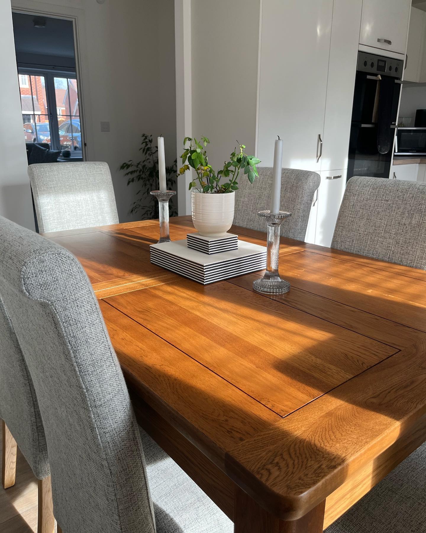 ROMSEY 6-8 Seater Extendable Dining Table Natural Solid Oak - Image 8